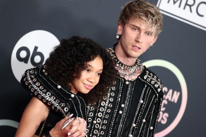 Casie Colson Baker dan Machine Gun Kelly menghadiri American Music Awards (AMA) 2021 di Microsoft Theater, Los Angeles, California, pada Minggu (21/11/2021) waktu setempat.