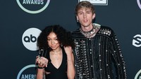 Tak tampak Megan Fox bersamanya di karpet merah kali ini. Biasanya, MGK dan Megan Fox selalu lengket. (Foto: Getty Images for MRC/Matt Winkelmeyer)