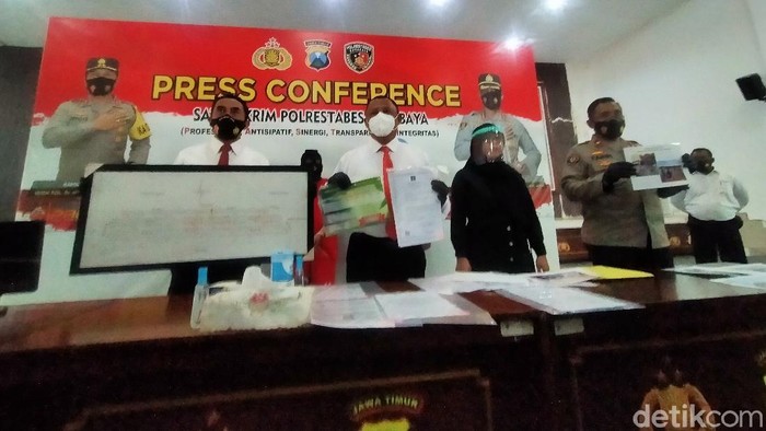 Polisi membongkar kasus mafia tanah di kawasan Medokan Ayu, Surabaya. Ada ratusan korban dalam kasus ini.