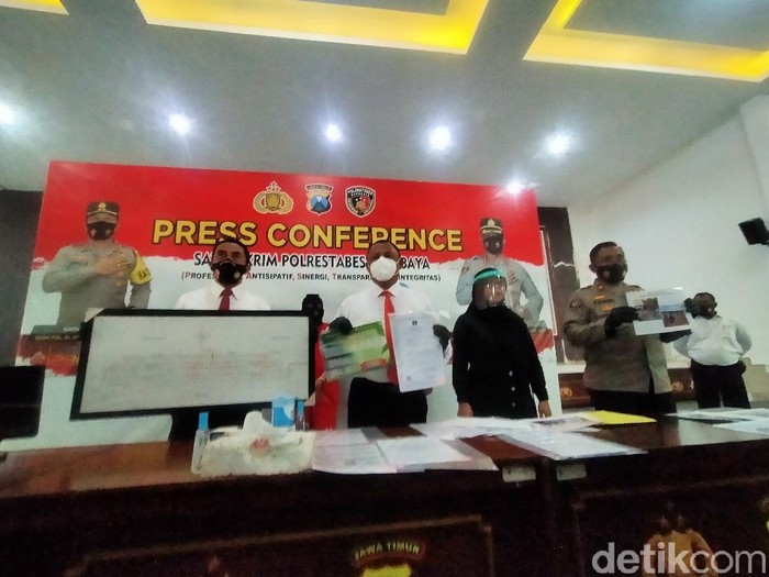 Polisi membongkar kasus mafia tanah di kawasan Medokan Ayu, Surabaya. Ada ratusan korban dalam kasus ini.