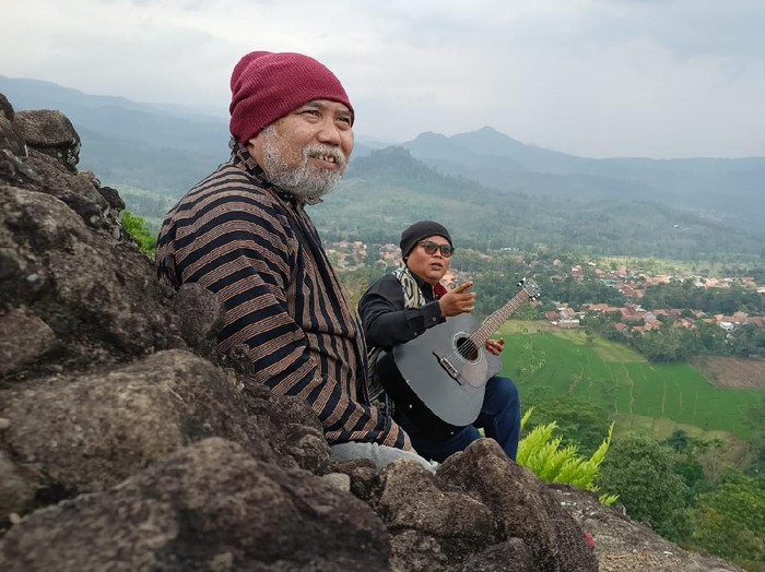 Duo Mahasodha merupakan nama baru di industri musik Indonesia. Duo yang digawangi oleh Teguh Yuswanto dan Bismar Yogara ini baru saja merilis single perdana mereka yang berjudul Merah Putihku. Single ini menggambarkan semangat menjaga Indonesia.