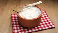 Yogurt merupakan makanan fermentasi kaya probiotik. Dibuat dengan bakteri Lactobacillus, konsumsinya bantu menyeimbangkan flora usus yang erat kaitannya dengan imunitas tubuh. Pilih Greek Yogurt jika ingin protein lebih tinggi.  Foto: iStock