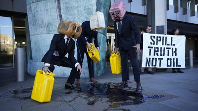 Manusia Kepala Jerigen Buang Limbah di Trotoar London, Ada Apa?