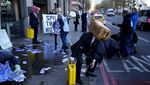 Manusia Kepala Jerigen Buang Limbah di Trotoar London, Ada Apa?