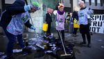 Manusia Kepala Jerigen Buang Limbah di Trotoar London, Ada Apa?