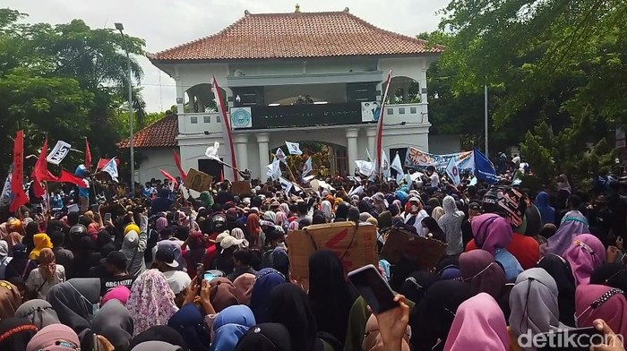 Massa buruh di Brebes demo menolak kenaikan UMK tahun 2022 sekitar Rp 18 ribu, Senin (22/11/2021).