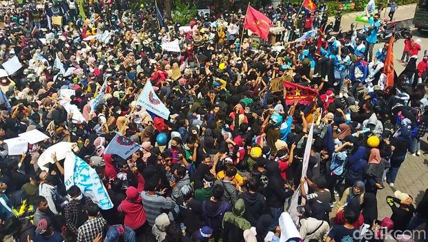 Massa buruh di Brebes demo menolak kenaikan UMK tahun 2022 sekitar Rp 18 ribu, Senin (22/11/2021).