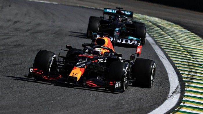 SAO PAULO, BRAZIL - NOVEMBER 14: Max Verstappen of the Netherlands driving the (33) Red Bull Racing RB16B Honda leads Lewis Hamilton of Great Britain driving the (44) Mercedes AMG Petronas F1 Team Mercedes W12 during the F1 Grand Prix of Brazil at Autodromo Jose Carlos Pace on November 14, 2021 in Sao Paulo, Brazil. (Photo by Buda Mendes/Getty Images)