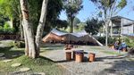 Menikmati Kopi di Coffee Shop Bertemakan Camping? Bisa!