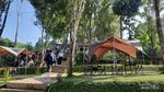 Menikmati Kopi di Coffee Shop Bertemakan Camping? Bisa!