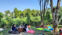 tempat duduk atanapi coffee camp menggunakan bean bag
