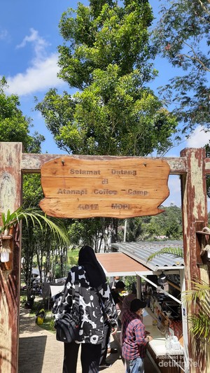 Menikmati Kopi di Coffee Shop Bertemakan Camping? Bisa!