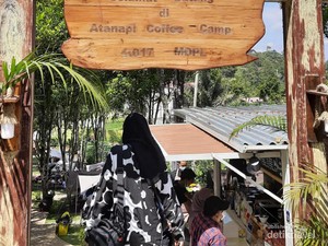 Menikmati Kopi di Coffee Shop Bertemakan Camping? Bisa!