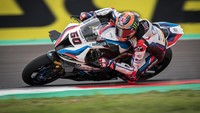 Motor gahar BMW M 1000 RR mengantarkannya naik podium ketiga. Foto: Dok. BMW Group