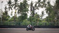 Di balapan World SBK terakhir yang digelar di Mandalika akhir pekan kemarin, Michael van der Mark berhasil finis ketiga di belakang Jonathan Rea dan Scott Redding. Foto: Dok. BMW Group