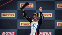 Untuk menyelesaikan musim dengan tempat ketiga luar biasa, selalu menyenangkan untuk menyelesaikan musim di podium dan terutama mengetahui kami sangat bersenang-senang, ujar Michael van der Mark. Foto: Dok. BMW Group