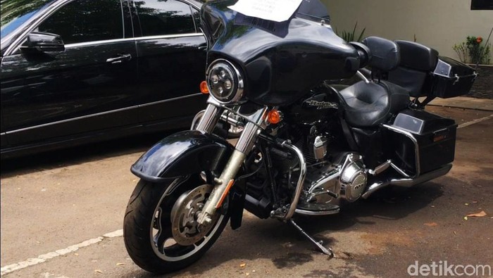Kejagung melelang barang rampasan berupa belasan mobil dan moge milik para terpidana korupsi Jiwasraya. Ini penampakan mobil mewah dan moge yang dilelang.