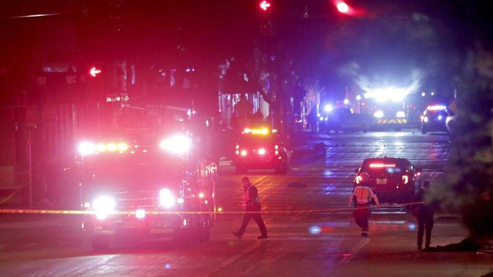 Mobil Tabrak Parade Natal di Amerika Serikat Sebuah kendaraan menabrak kerumunan orang saat parade Natal di negara bagian Wisconsin, Amerika Serikat pada Minggu (21/11) malam waktu setempat. Polisi menyatakan, insiden itu menyebabkan