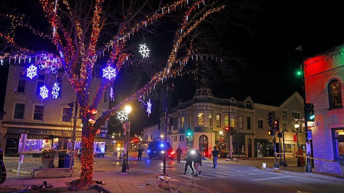 Sebuah kendaraan menabrak kerumunan orang saat parade Natal di negara bagian Wisconsin, Amerika Serikat pada Minggu (21/11) malam waktu setempat. Polisi menyatakan, insiden itu menyebabkan 