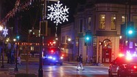 Sebuah kendaraan menabrak kerumunan orang saat parade Natal di negara bagian Wisconsin, Amerika Serikat pada Minggu (21/11) malam waktu setempat. AP/Jeffrey Phelps
