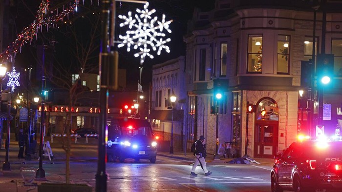 Sebuah kendaraan menabrak kerumunan orang saat parade Natal di negara bagian Wisconsin, Amerika Serikat pada Minggu (21/11) malam waktu setempat. Polisi menyatakan, insiden itu menyebabkan 