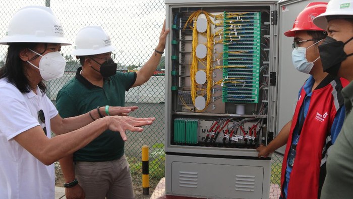 Momen Komisaris Telkom Pantau Infrastruktur Telekomunikasi di Mandalika Komisaris Independen Telkom Abdi Negara Nurdin (kiri) bersama Direktur Network & IT Solution Telkom Herlan Wijanarko melakukan peninjauan infrastruktur milik Telkom di posko National Operation Center area perlombaan WSBK Mandalika.