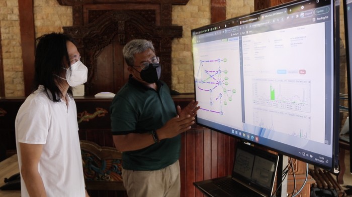 Komisaris Independen Telkom Abdi Negara Nurdin (kiri) bersama Direktur Network & IT Solution Telkom Herlan Wijanarko melakukan peninjauan infrastruktur milik Telkom di posko National Operation Center area perlombaan WSBK Mandalika.