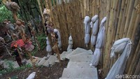 Begitu masuk ke dalam, traveler akan disambut dengan aneka hiasan yang menyeramkan, dari pocong hingga aneka boneka yang biasa jadi medium santet. (Wahyu Setyo Widodo/detikTravel)