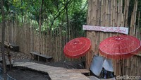 Museum Santet adalah destinasi tak biasa di Cirebon. Museum ini didirikan oleh Ustaz Ujang Busthomi, pengasuh Padepokan Anti Galau sekaligus Youtuber kondang dari Cirebon. Dari luar, penampakan Museum Santet sudah bikin penasaran. (Wahyu Setyo Widodo/detikTravel)