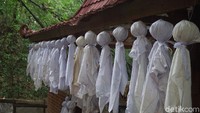 Kang Ujang, mengaku sudah sejak lama mengoleksi artefak-artefak yang didapatnya dari dukun santet. Sebagian dirampas, sebagian merupakan pemberian sang dukun. (Wahyu Setyo Widodo/detikTravel)