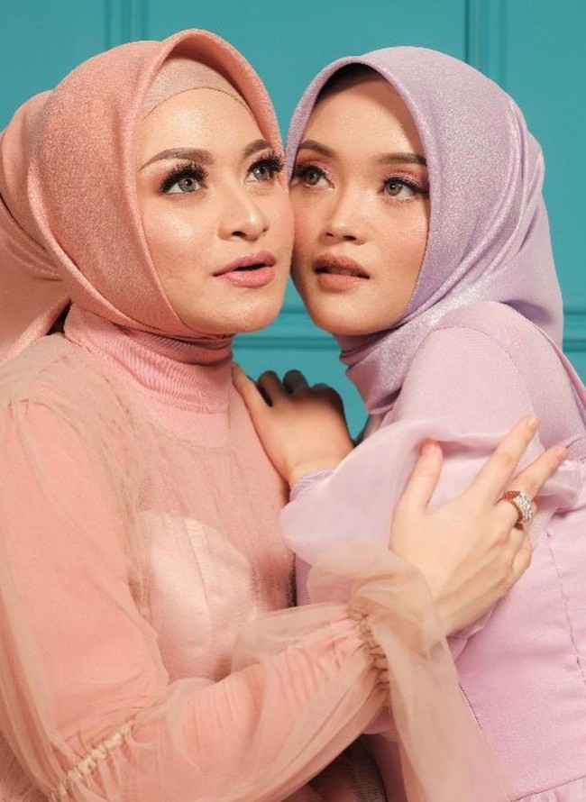Untuk makeup, keduanya pun terlihat kompak memilih nuansa nude. Nathalie dan Putri Delina tampak cantik dengan lipstik berwarna coklat keoranye-an. Foto: Instagram/@nathalieholscher