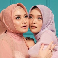 Untuk makeup, keduanya pun terlihat kompak memilih nuansa nude. Nathalie dan Putri Delina tampak cantik dengan lipstik berwarna coklat keoranye-an. Foto: Instagram/@nathalieholscher