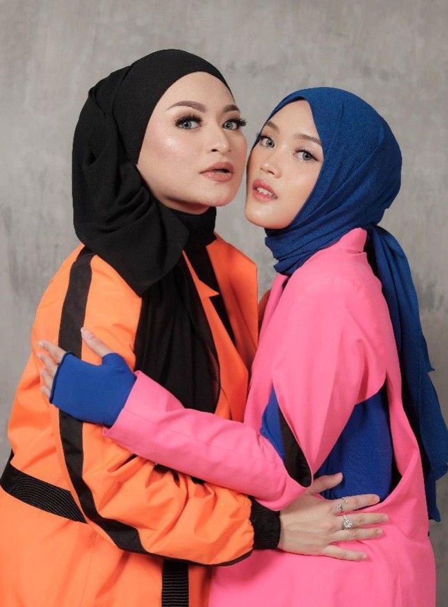 Dalam sesi foto kedua, Nathalie dan Putri tampil dengan busana yang lebih colorful. Nathalie terlihat mengenakan outfit bernuansa oranye dan hitam, sedangkan Putri Delina bernuansa merah muda dan biru. Foto: Instagram/@nathalieholscher