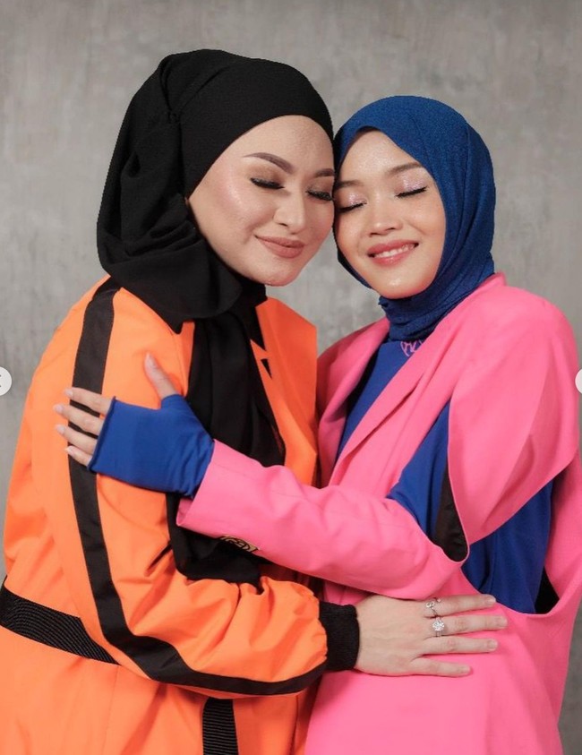 Alih-alih terlihat seperti ibu dan anak tiri, keduanya pun disebut netizen malah terlihat seperti kakak-adik. Bagaimana menurutmu penampilan Nathalie dan Putri Delina saat berfoto bersama, makin terlihat mirip bukan? Foto: Instagram/@nathalieholscher