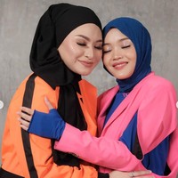 Alih-alih terlihat seperti ibu dan anak tiri, keduanya pun disebut netizen malah terlihat seperti kakak-adik. Bagaimana menurutmu penampilan Nathalie dan Putri Delina saat berfoto bersama, makin terlihat mirip bukan? Foto: Instagram/@nathalieholscher