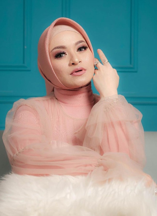 Nathalie Holscher diketahui baru saja melakukan pemotretan bersama suaminya, Sule, dan Putri Delina. Foto-foto hasil pemotretannya itu pun dibagikan Nathalie melalui akun Instagram pribadinya. Foto: Instagram/@nathalieholscher
