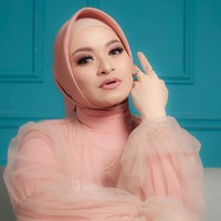 Nathalie Holscher diketahui baru saja melakukan pemotretan bersama suaminya, Sule, dan Putri Delina. Foto-foto hasil pemotretannya itu pun dibagikan Nathalie melalui akun Instagram pribadinya. Foto: Instagram/@nathalieholscher