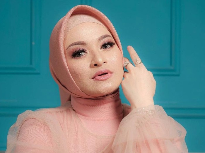 Nathalie Holscher dan Putri Delina