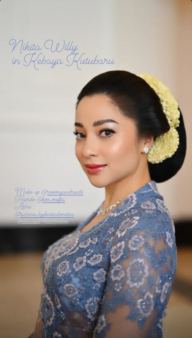 Penampilan Nikita Willy semakin terlihat cantik dengan pulasan makeup natural di wajahnya. Pemilihan warna lipstik merah muda dengan hasil akhir glossy membuat Nikita terlihat lebih fresh.  Foto: Instagram
