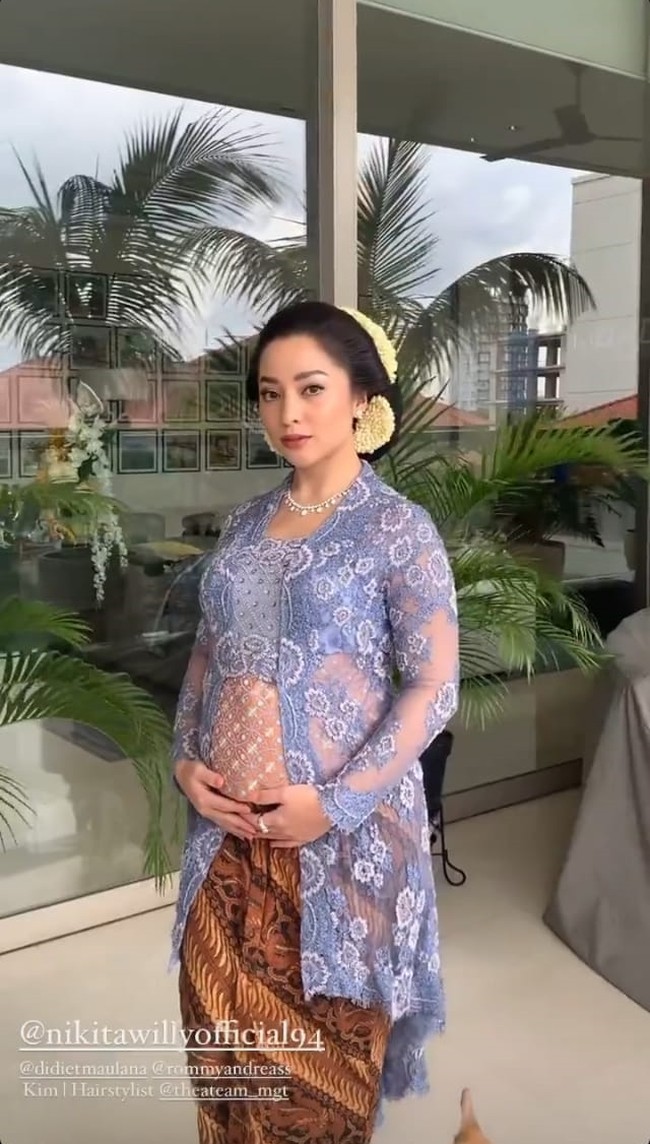 Untuk resepsi sang adik, Nikita Willy memilih tampil anggun dengan mengenakan kebaya Kutu Baru berwarna biru muda. Kebaya tersebut kemudian dipadukan dengan kain batik berwarna coklat sebagai bawahannya. Foto: Instagram