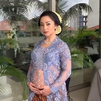 Untuk resepsi sang adik, Nikita Willy memilih tampil anggun dengan mengenakan kebaya Kutu Baru berwarna biru muda. Kebaya tersebut kemudian dipadukan dengan kain batik berwarna coklat sebagai bawahannya. Foto: Instagram