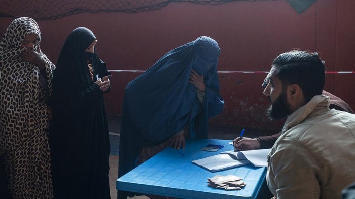 Nunggak 3 Bulan, Taliban Akhirnya Bayar Gaji PNS Afghanistan Pemerintahan Taliban Afghanistan akan mulai membayar gaji pegawai negeri yang sudah jatuh tempo. Ribuan PNS Afghanistan tunggakan gajinya sudah tiga bulan gaji.