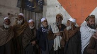 Belum jelas dari mana dana untuk membayar gaji itu berasal. Bahkan sebelum Taliban mengambil alih kendali negara pada Agustus lalu, banyak pekerja sektor publik mengatakan mereka belum dibayar selama berminggu-minggu.  