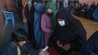 Pemerintah negara lain tidak mau mendanai pemerintahan yang dipimpin Taliban secara langsung untuk membantu komitmen keuangan seperti pembayaran pekerja. Lembaga keuangan global juga menghentikan pendanaannya.  