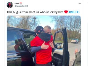 Viral Ole Gunnar Solskjaer Peluk Fans MU Usai Dipecat