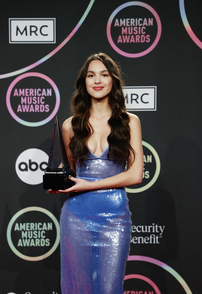 Olivia Rodrigo membawa piala AMA 2021 sebagai New Artist Of The Year, Microsoft Theater Minggu (21/11/2021), Los Angeles, California.