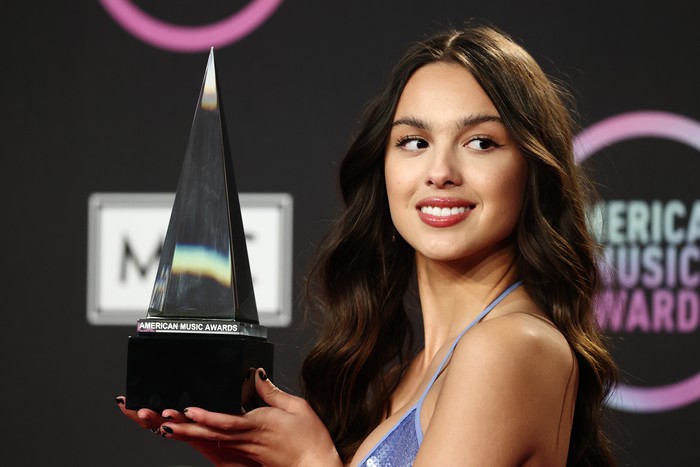 Olivia Rodrigo membawa piala AMA 2021 sebagai New Artist Of The Year, Microsoft Theater Minggu (21/11/2021), Los Angeles, California.