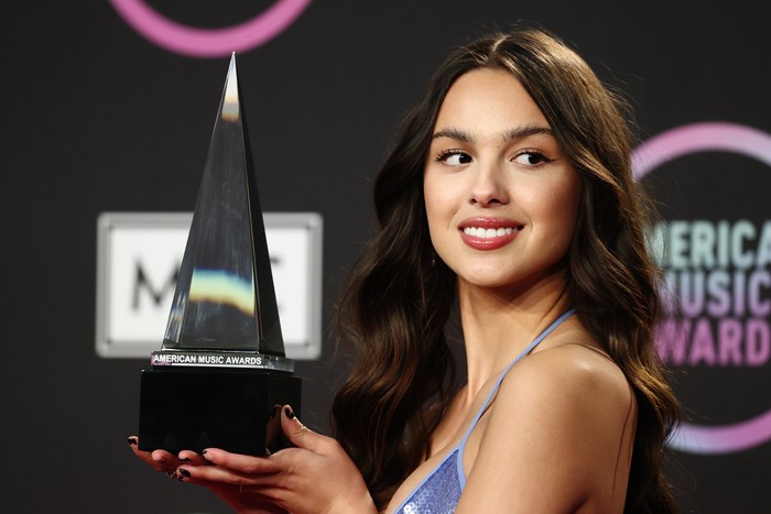 Olivia Rodrigo Olivia Rodrigo membawa piala AMA 2021 sebagai New Artist Of The Year, Microsoft Theater Minggu (21/11/2021), Los Angeles, California.