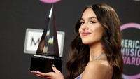 Olivia Rodrigo dinobatkan sebagai New Artist of The Year di AMA 2021. (Foto: Getty Images for MRC/Matt Winkelmeyer) 