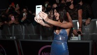 Tentu saja Olivia Rodrigo akan manggung juga di AMA 2021. Tapi sebelumnya dia terlihat menyapa para penggemar dan berfoto. (Foto: Getty Images for MRC/Matt Winkelmeyer) 